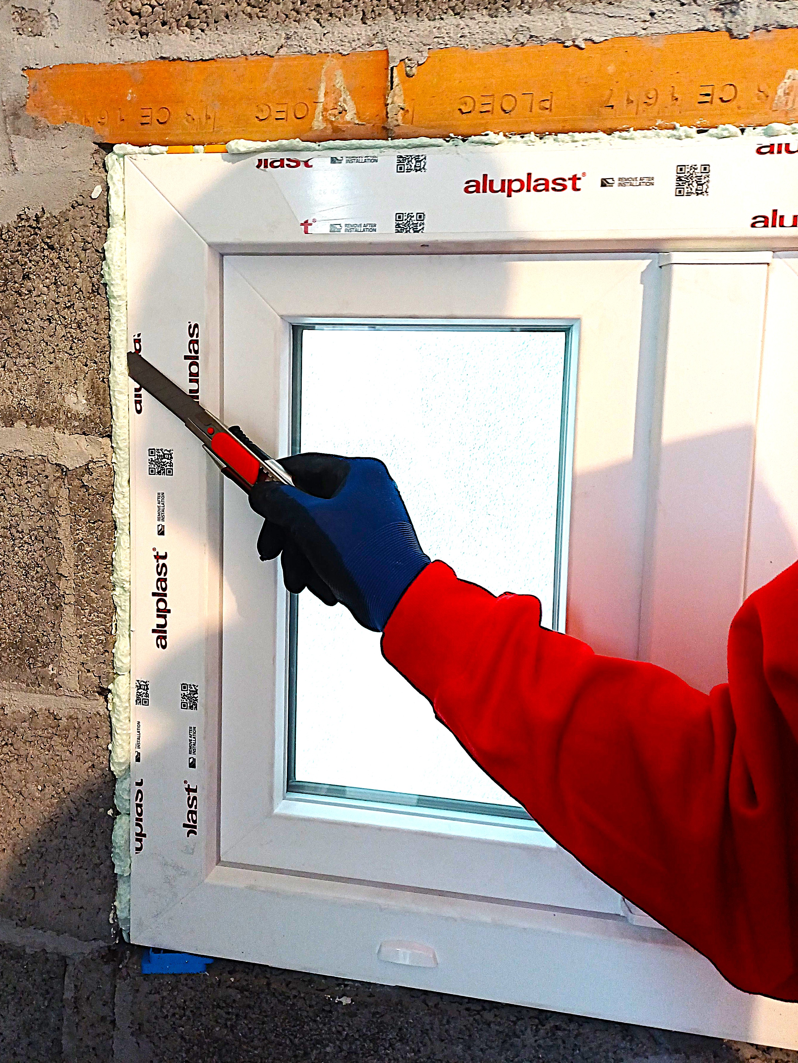 Découpe de la mousse PUR dépassant entre les châssis et les murs de façade
